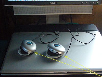 図1:FMイヤホン(両耳) <push>→図2:電源は単3型2本 <click>→図3:FM無線式でネット番組を視聴