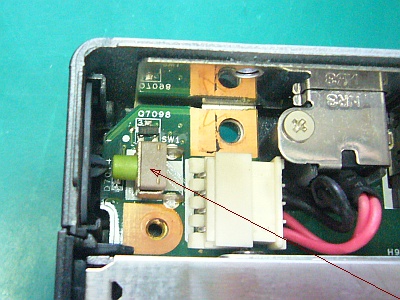 図1:リセット・スイッチだった! <click>→図2:外からは押せないが