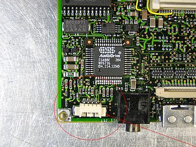 図3:「ボタン電池」のコネクタ付近 <click>→図4:「ボタン電池」の端子とリード線