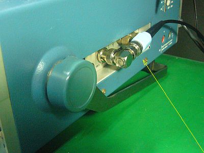 図3:90度曲がりBNCコネクタ経由で、問題解決! <click>→図4:通常のプローブでは、横に突き出す