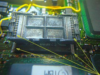 図1:ピン同士の位置が合わず <click>→図2:分解して周囲を削り取ったが