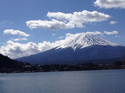 図1:本栖湖湖畔からの眺望 <click>→図2:レンズのごみ蓮?!