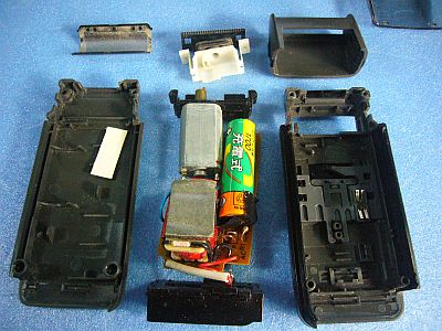 図1:分解状態の電動シェーバ「RM-189」 <click>→図2:娘が作ってくれた収納袋と修理が完了した当シェーバ