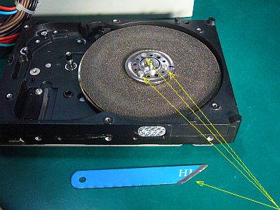 図1:作ったHDDグラインダと作ったバリ取りナイフ <click>→図2:金鋸歯を切削中