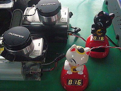 図1:「ソーラーゆらゆら」を改造して充電計を2台作製 <click>→図2:複数回の抜き差しで、嵌合ピンが千切れた!