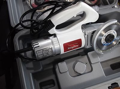 図1:騒音が激しい電動サンダー・ジャンク <click>→図2:やっと半分だけ切り込めた、切り株