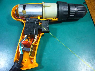 図1:「レバーSW」の上部支えが折れて無くなってた! <click>→図2:プラスチック片を埋め込んで、支えた