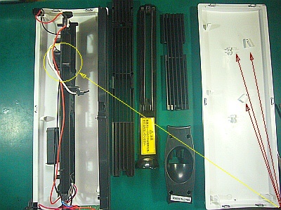 図3:分解したら、留め支柱が3本ほど剥がれていた <click>→図4:規定は5V?しかし、実働は7V!