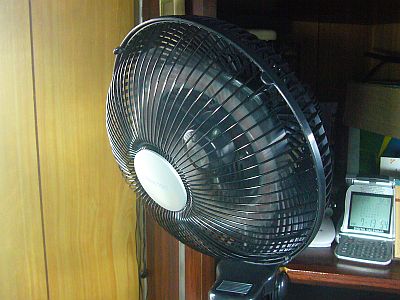 図1:失敗だった振動型?小型扇風機 <click>→図2:机上脇で使っている静かな小型扇