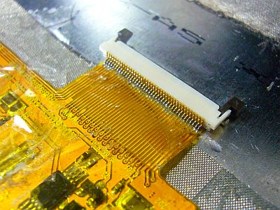 図1:見事に接続出来た、フレキへの半田付け! <click>→図2:当初は、フレキ間をリード線で繋ごうとしていたが