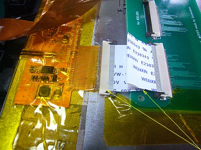 図3:「中継基板」へFFCで接続してみた <click>→図4:バックライトは点灯すれど、表示が出ず