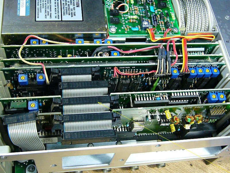 図3:メンテし難い上部フラットケーブル配置