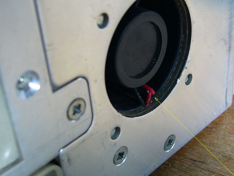 図7:ファンの音が喧しいので、赤線をカット...(再接続出来るかな?)