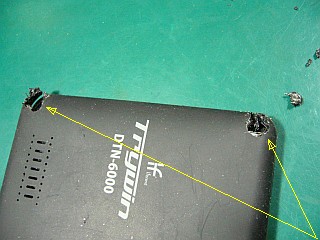 図5:外せそうにない箇所を、無理に穴開け <click>→図6:液晶向けコネクタは全て同じ?!