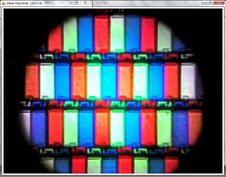 図7:液晶パネルのRGB画素群を200倍で見る <click>→図8:600倍で見たら