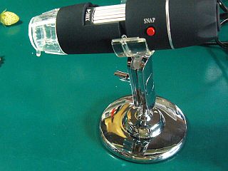 図3:ちゃちなスタンド <click>→図4:早速抜けちゃった!