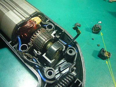 図3:カーボン・ブラシ保持部を取り外したが、簡単に割れちゃった! <click>→図4:支持部は溶融・変形か?