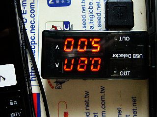 図1:試験中のUSB電圧・電流チェッカ <click>→図2:現在運用中のデジタル電圧・電流表示器