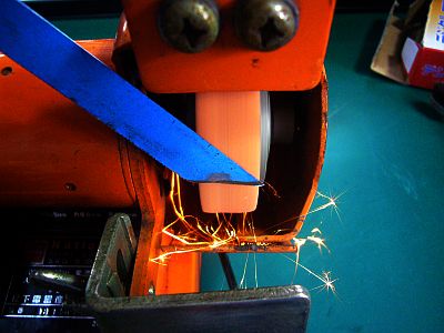 図1:火花も飛び散り、良く削れそうだ! <click>→図2:大きさ比べ 下はiPhone5s