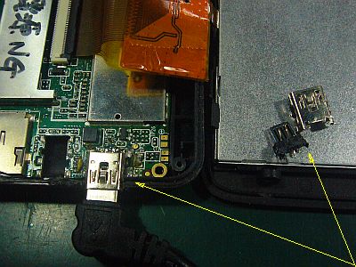 図5:USB端子を取り替えた <click>→図6:横から覗いたら、ピンがヘン!?