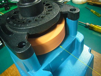 図7:回転し始めた砥石部 <click>→図8:再接着する前の捻じ切れパイプ