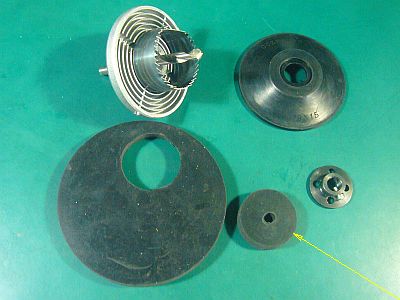 図9:買って来た品々と切り出した小円板 <click>→図10:自作のクラッチ板