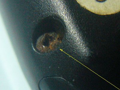 図5:錆付いて外せないビス <click>→図6:他の3本は錆びていない