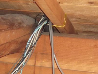 図77:天井裏の引き込み線群 <click>→図78:外部引き込み口