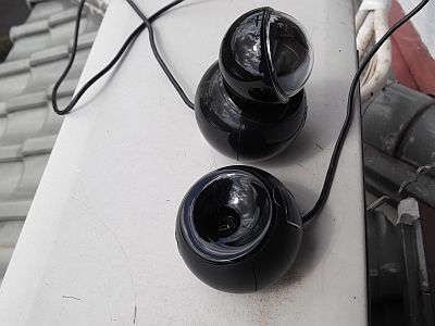 図79:強風で転がり落ちたカメラ群 <click>→図80:地面に転がり落ちた頭とカバー(金魚鉢)