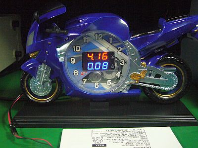 図1:今回はバイク型(充電器) <click>→図2:先回の緊急車型