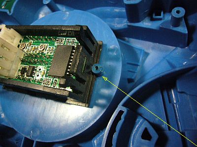 図3:デジタル電圧・電流計の枠を少し削った <click>→図4:四角孔開けはハンド・ニブラで