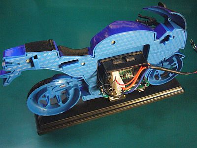 図5:バイクの裏側!! <click>→図6:基板の固定は、ホットメルト・ボンドで(スイッチは無使用)