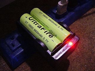 図1:充電器で充電中の18680?x2 <click>→図2:説明の内容