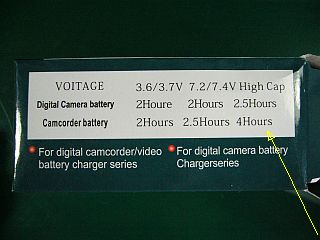 図3:充電器の箱書き <click>→図4:充電器にセルを載せた様子、短い方が標準品