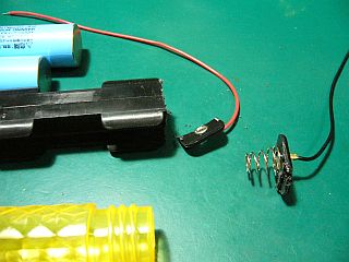 図5:ケースと電極とバッテリ <click>→図6:プラス側にネジ部を利用