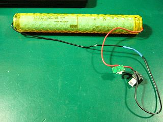 図9:補助電源の全景 <click>→図10:補助電源への充電