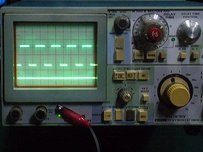 図1:フォーカス調整が出来て、ちゃんと輝線が表示出来る! <click>→図2:輝線がボケボケで、どうにもならず