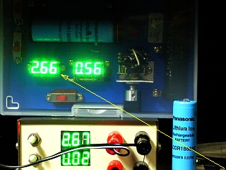 図1:電圧表示も、2.6V近辺まで明るい! <click>→図2:2線式は2.6V近くでは消える