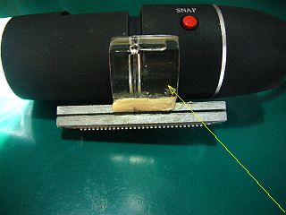 図5:付属プラ・ホルダーを改造&接着 <click>→図6:調整部に取り付けた状態