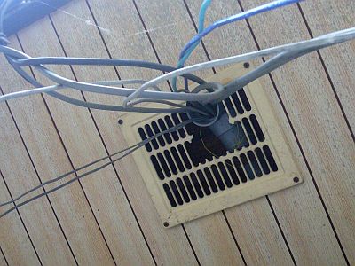 図9:ケーブル類取り込み口 <click>→図10:室内への引き込み(破り)口