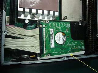 図5:何とか入った! <click>→図6:スピーカ用ピン・プラグを寝かせた