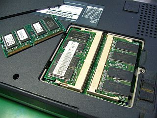 メモリは128MBx2に増量 <click>→6GB-HDDはそのまま使用