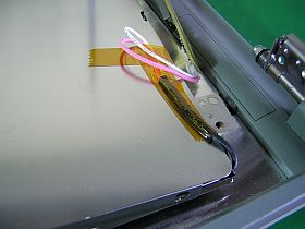 蛍光管高圧ケーブル留めを外す