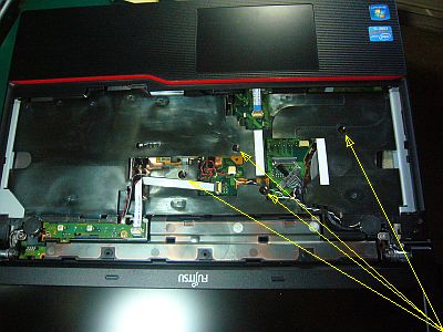 図3:キーボード下にビス4個 <click>→図4:完全分解後に、HDD置き場所が!