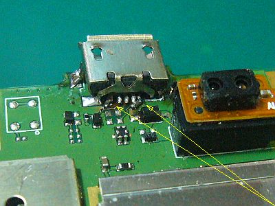 図7:電源関係のみ接続した <click>→図8:サブ基板の裏側の中央部