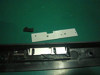 図5:蓋留めフックが折れていた <click>→図6:瞬間接着剤で何とか?