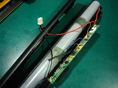 図4:セル群の両端からリード線を引き出す