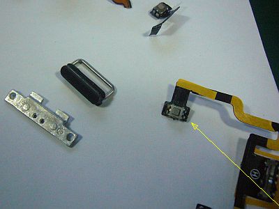 図5:「電源スイッチ部」の「押しボタン」と補助金具達 <click>→図6:装着は「電源スイッチ部」から始めた