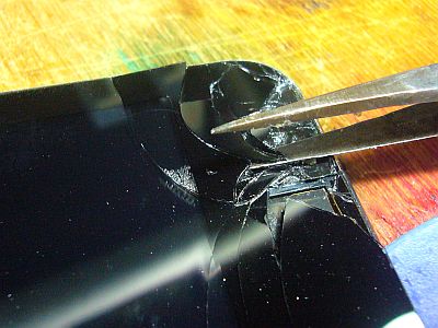 図3:割れた箇所から、引き剥がす作戦は失敗?! <click>→図4:三角の割れが酷い