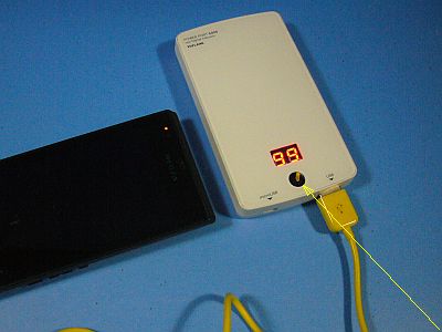 図1:スマホを充電中の「M4510」 <click>→図2:5時間で満杯表示が出た!